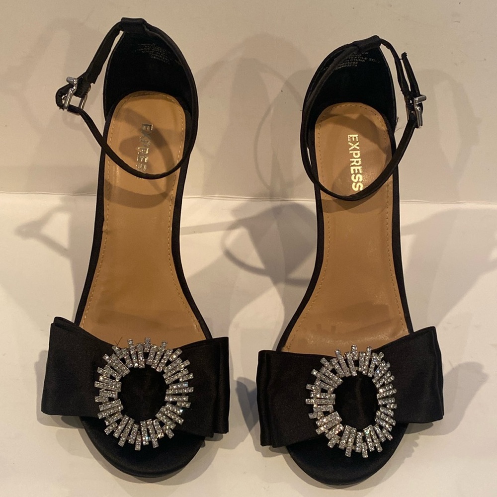 Like new worn once for New Year’s Eve! Size 8 heels.